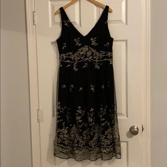 Gorgeous embroidered midi dress - Picture 3 of 7